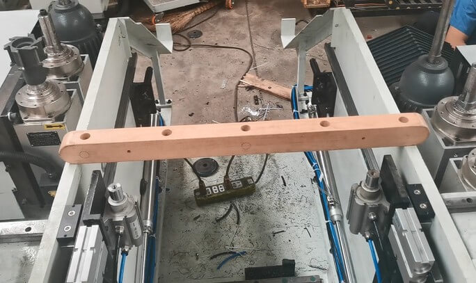 非标自动化设备之木料钻孔铣型打磨一体机