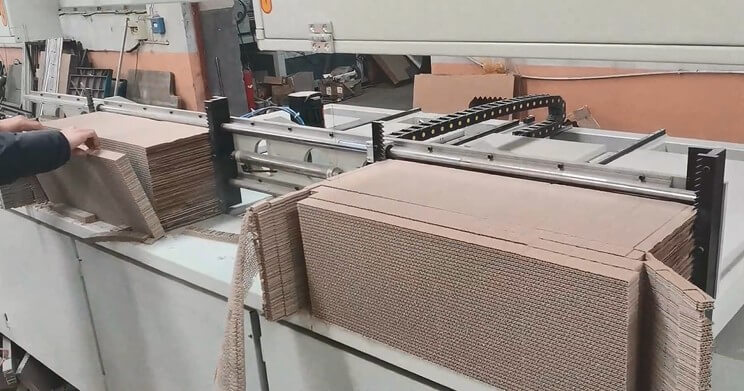 2022新型瓦楞纸猫抓板切割机器（华洲数控猫抓板生产设备）