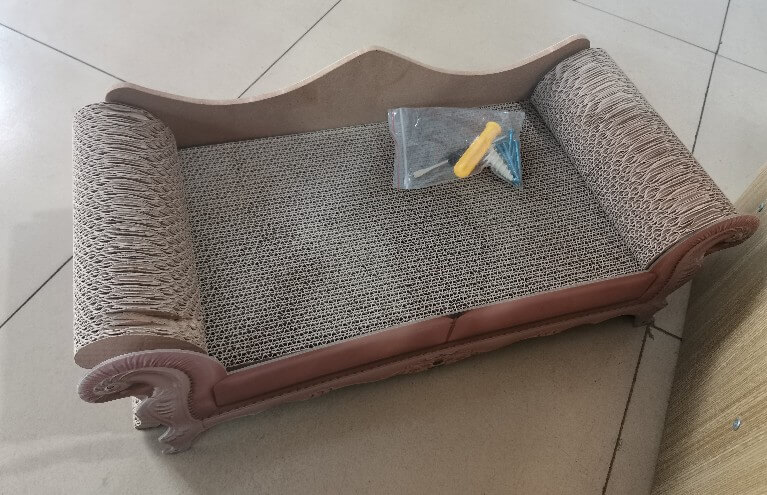 猫抓板设备厂家：拼装的沙发猫抓板制作工艺